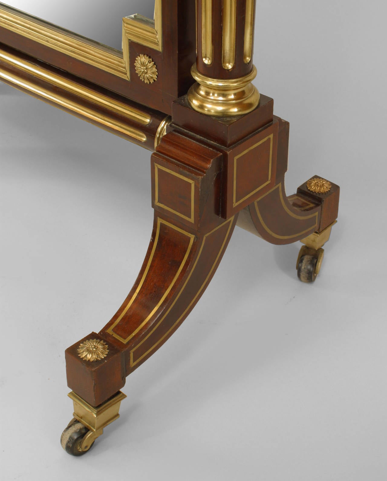 Specchio chevale francese in stile Luigi XVI (XIX secolo) in mogano con finiture in ottone scanalato e vetro smussato.
