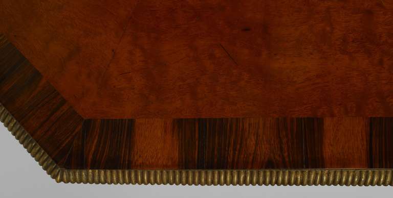 Britannique Table centrale de style Régence anglaise en thuya et doré en vente