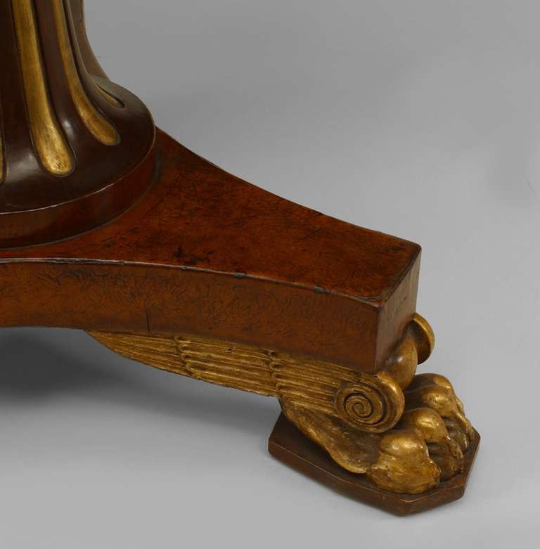 Table centrale de style Régence anglaise en thuya et doré Bon état - En vente à New York, NY