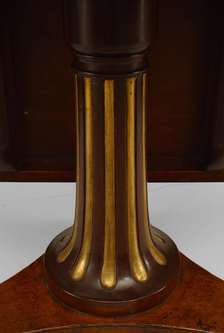 Feuille d'or Table centrale de style Régence anglaise en thuya et doré en vente