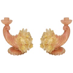 Paire de bougeoirs italiens en forme de corne d'abondance rose et or de Murano