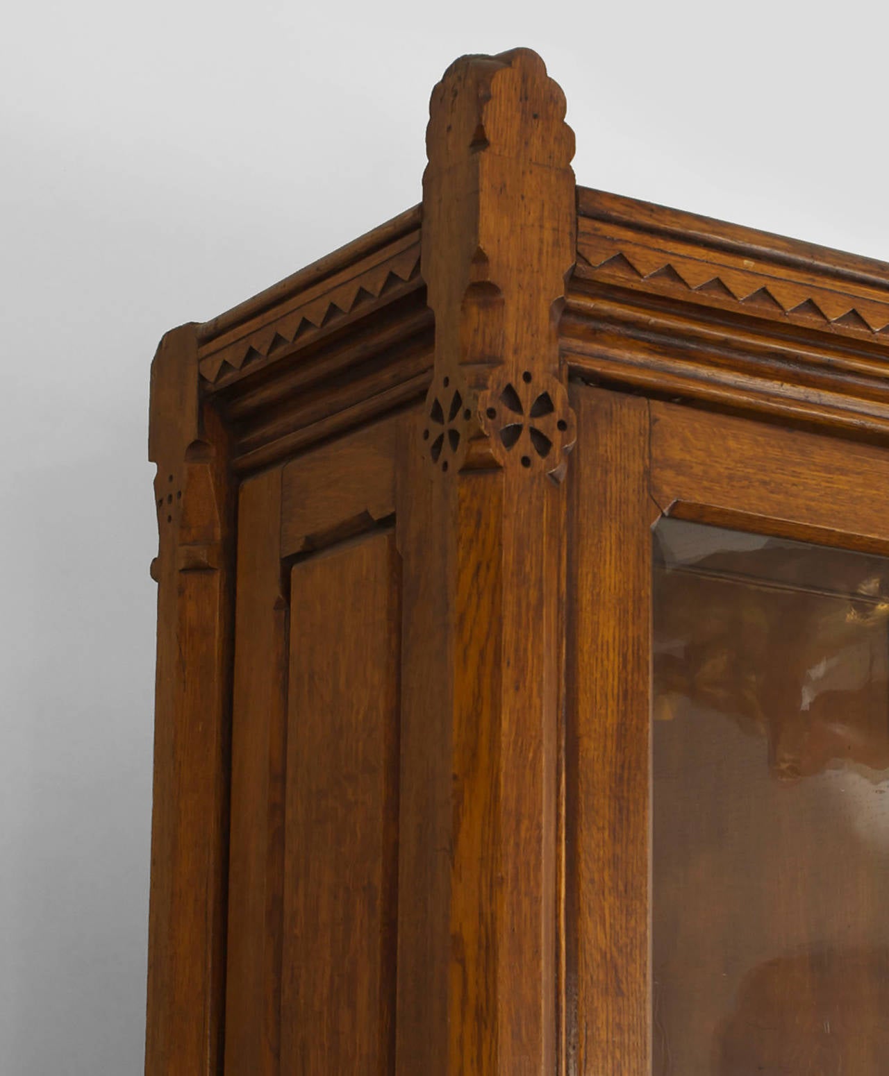 Pair of English Arts and Crafts Movement Glass Door Oak Bookcases In Excellent Condition In New York, NY