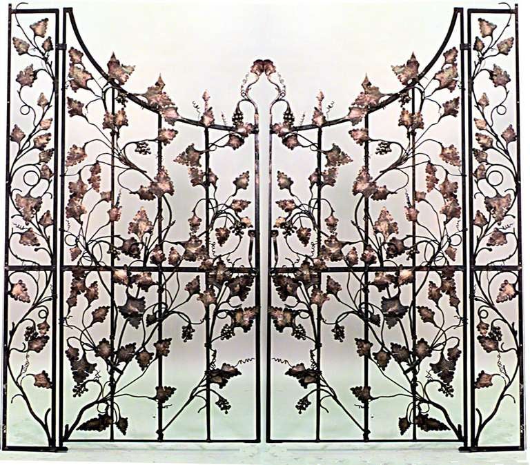 Paar italienische Tore im neoklassizistischen Stil (19. Jahrhundert) aus Eisen und vergoldet mit Blumen- und Traubenmotiven und Seitenteilen (PREIS FÜR EIN PÄRCHEN).
