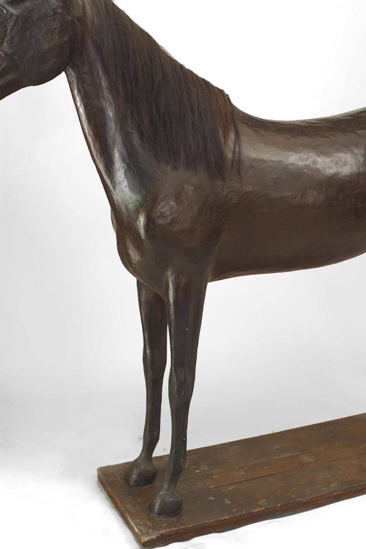Modèle grandeur nature de cheval en papier mâché de style campagnard anglais sur une base rectangulaire. (19/20ème siècle)
