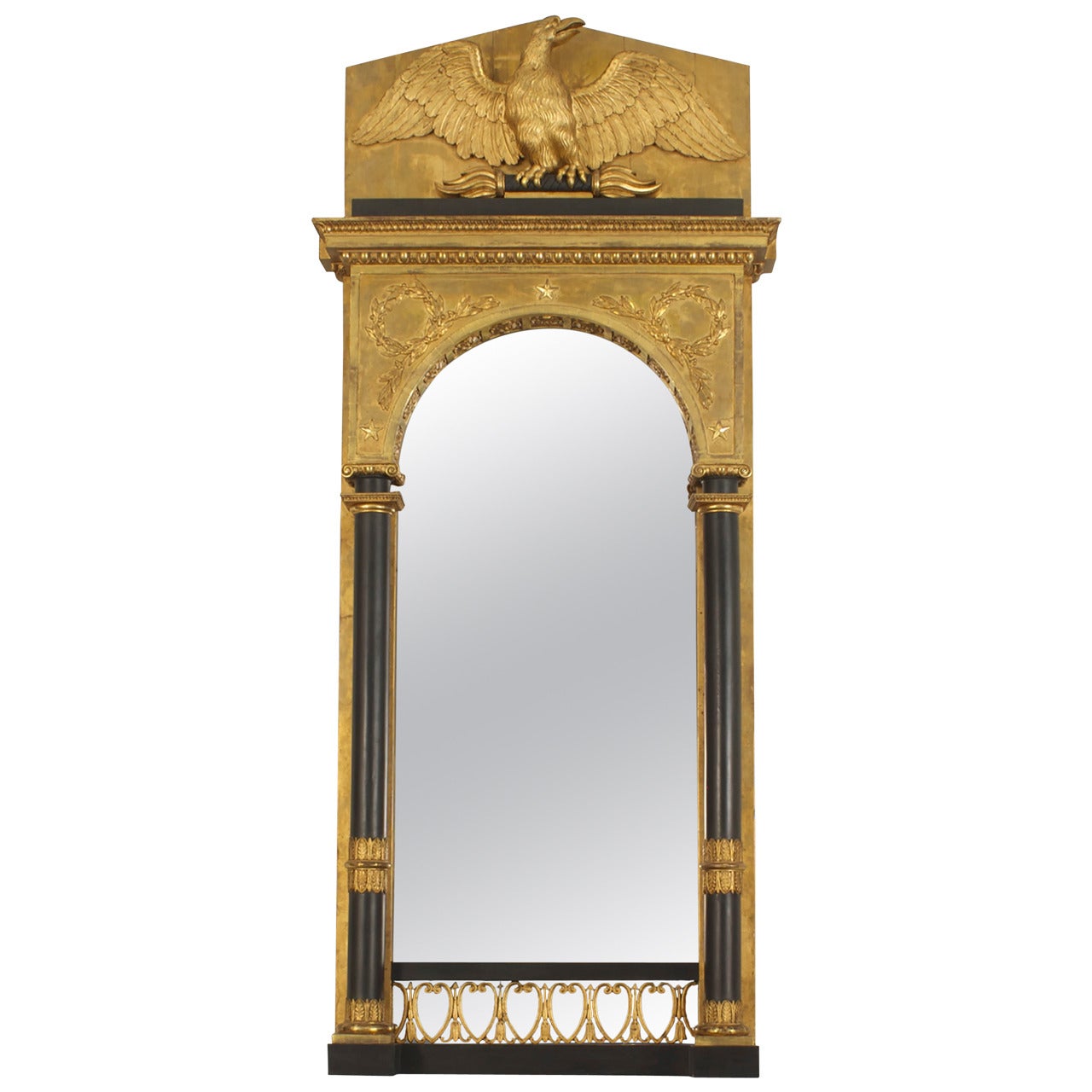 Miroir mural continental suédois de style Empire à fronton d'aigle doré et ébène en vente