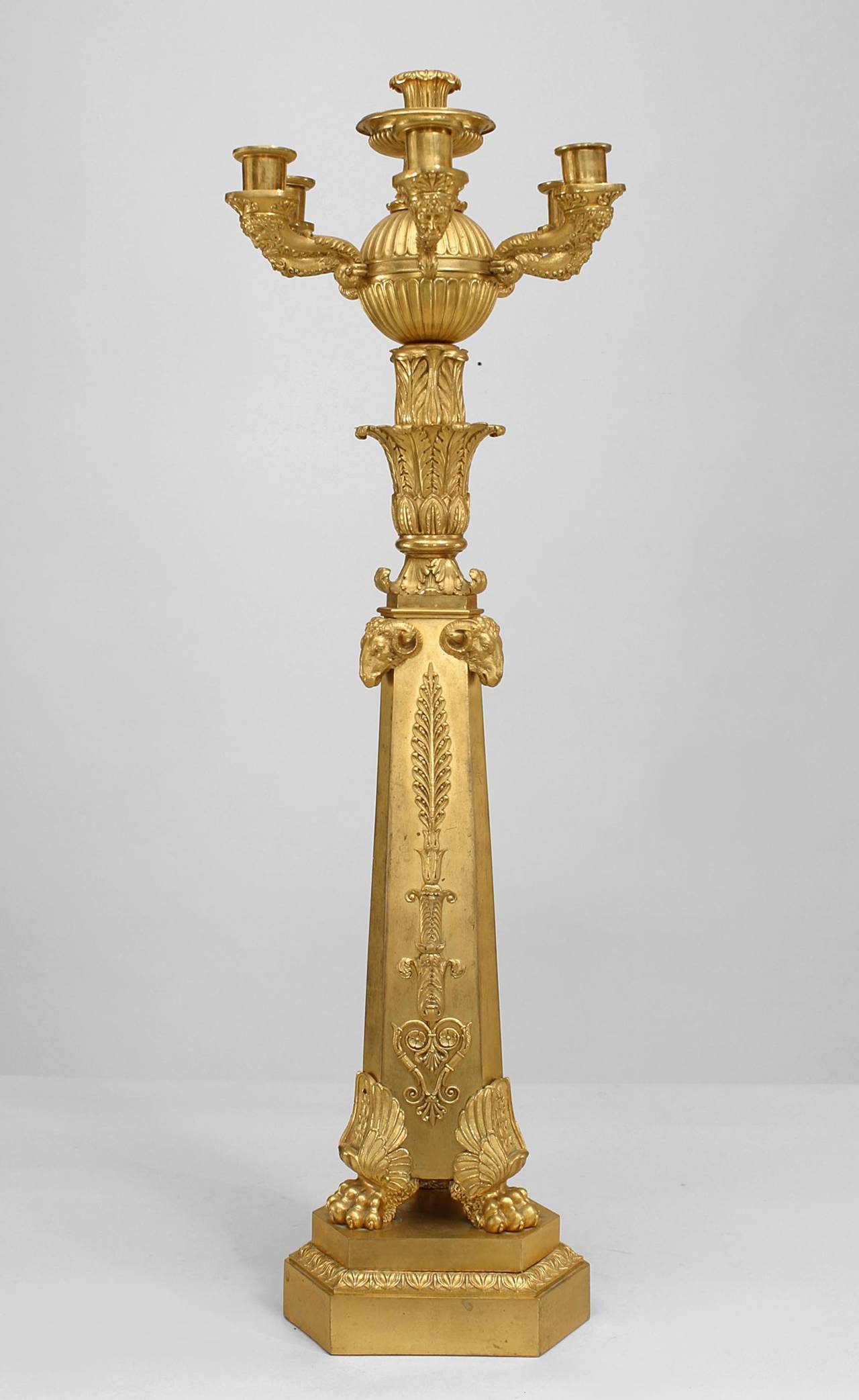 Ein Paar 6-armige Kandelaber aus französischer Empire-Bronze mit 3 Widderköpfen und 3 Klauenfüßen, die auf einem 6-seitigen dreieckigen Sockel ruhen. (PREIS ALS PAAR)
