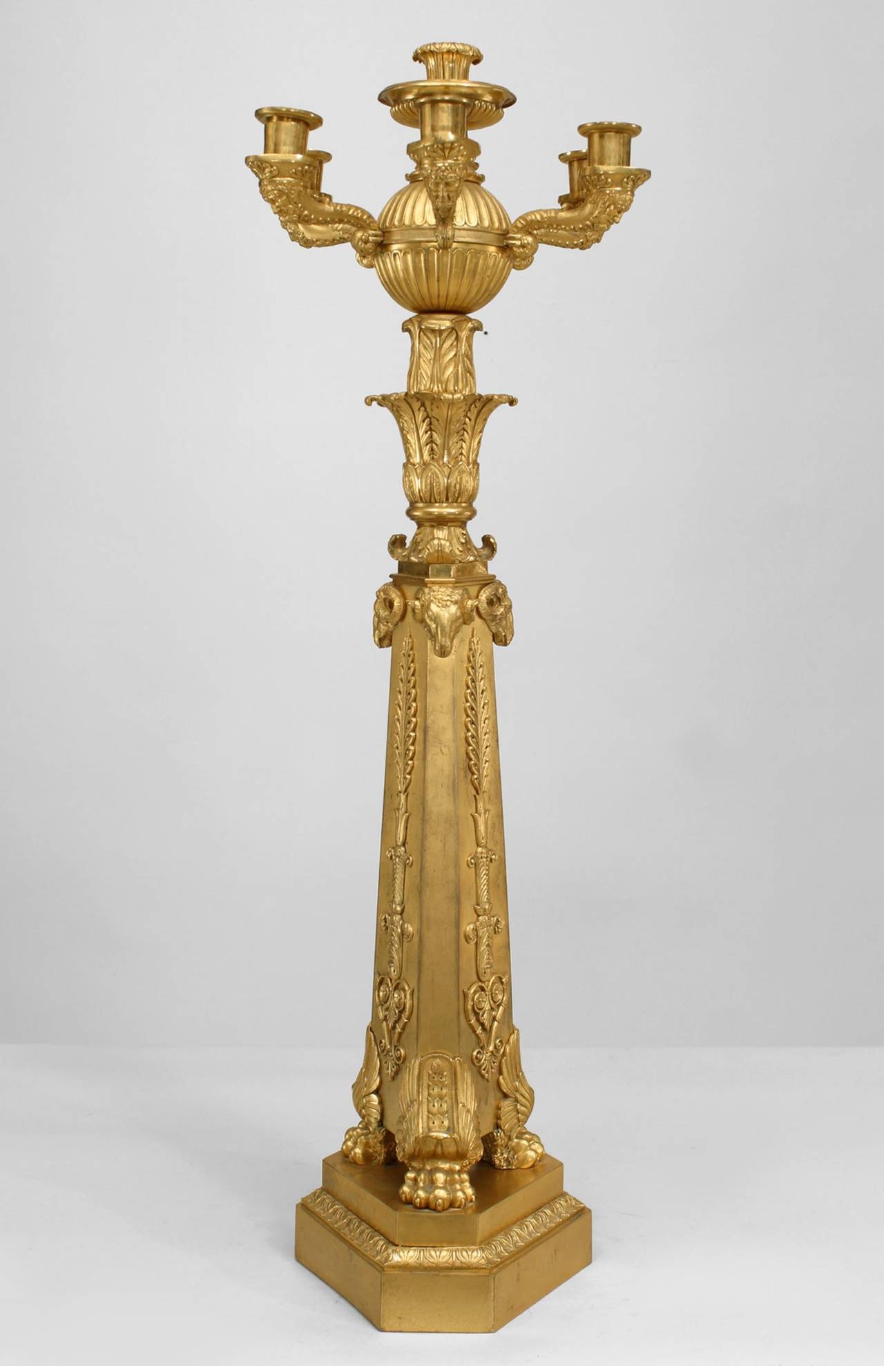 Paar französische Empire-Kandelaber mit Widderkopf aus Bronze im Zustand „Hervorragend“ im Angebot in New York, NY
