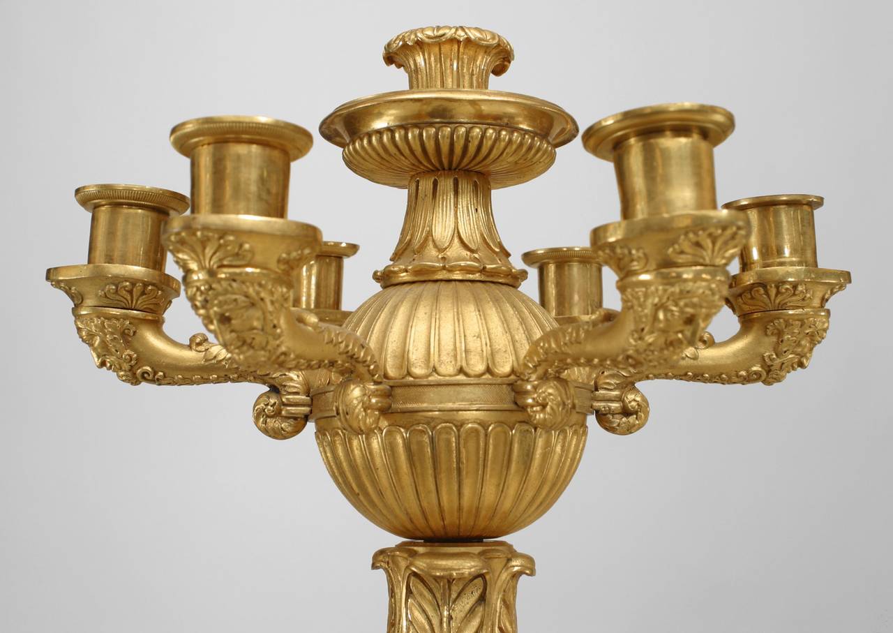Paar französische Empire-Kandelaber mit Widderkopf aus Bronze (Französisch) im Angebot