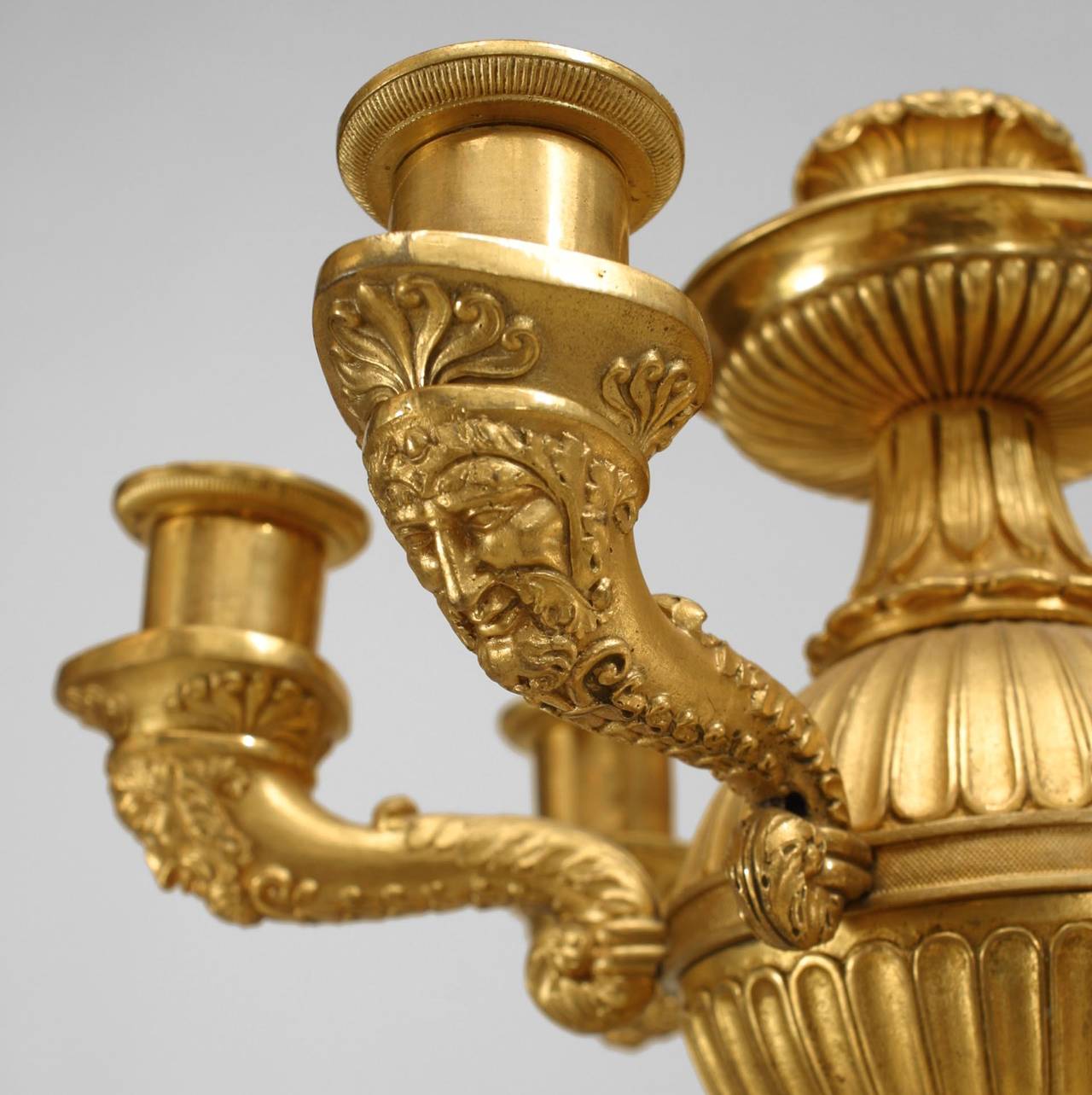 Paar französische Empire-Kandelaber mit Widderkopf aus Bronze (Goldbronze) im Angebot