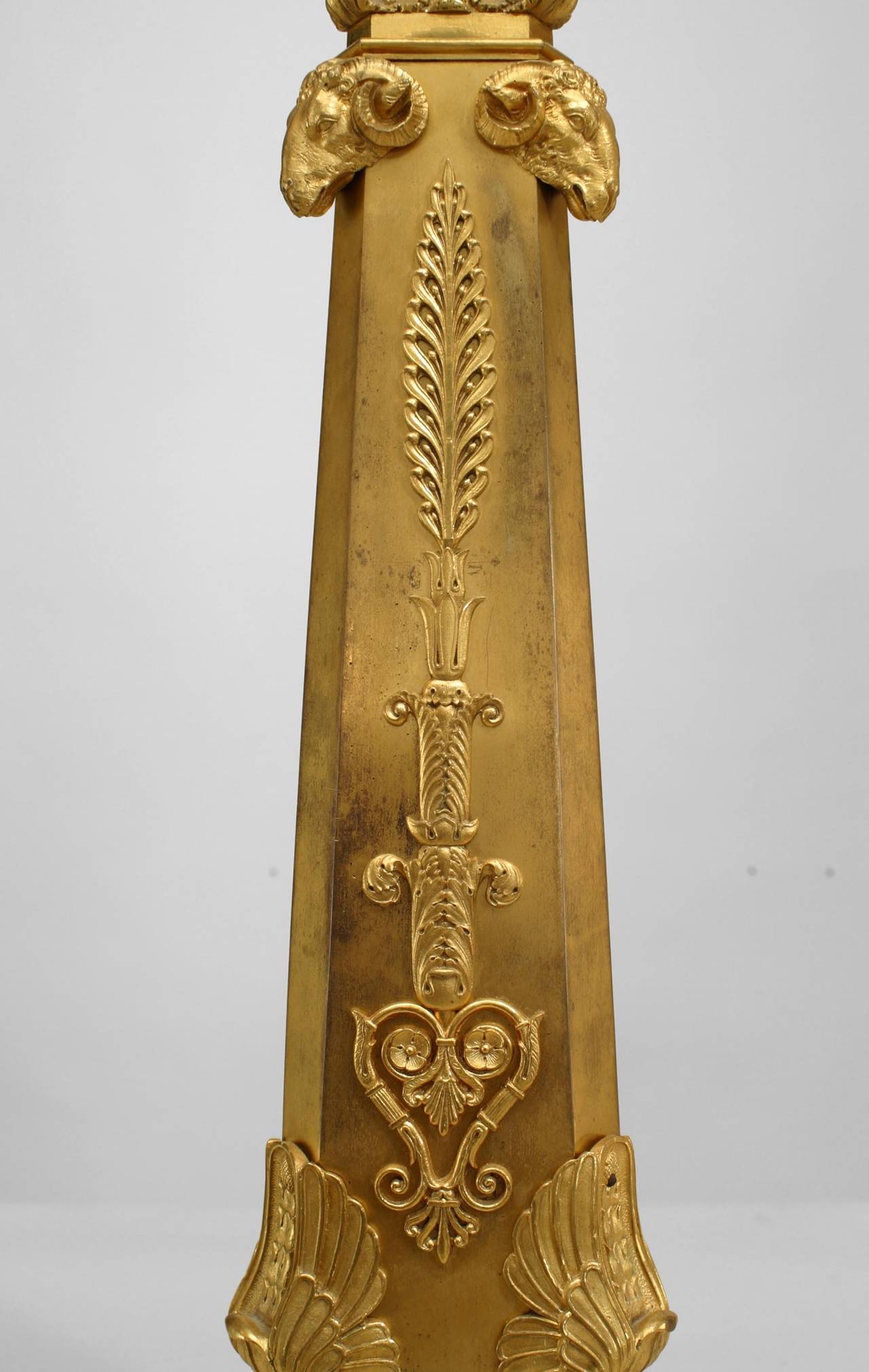 Paar französische Empire-Kandelaber mit Widderkopf aus Bronze im Angebot 1