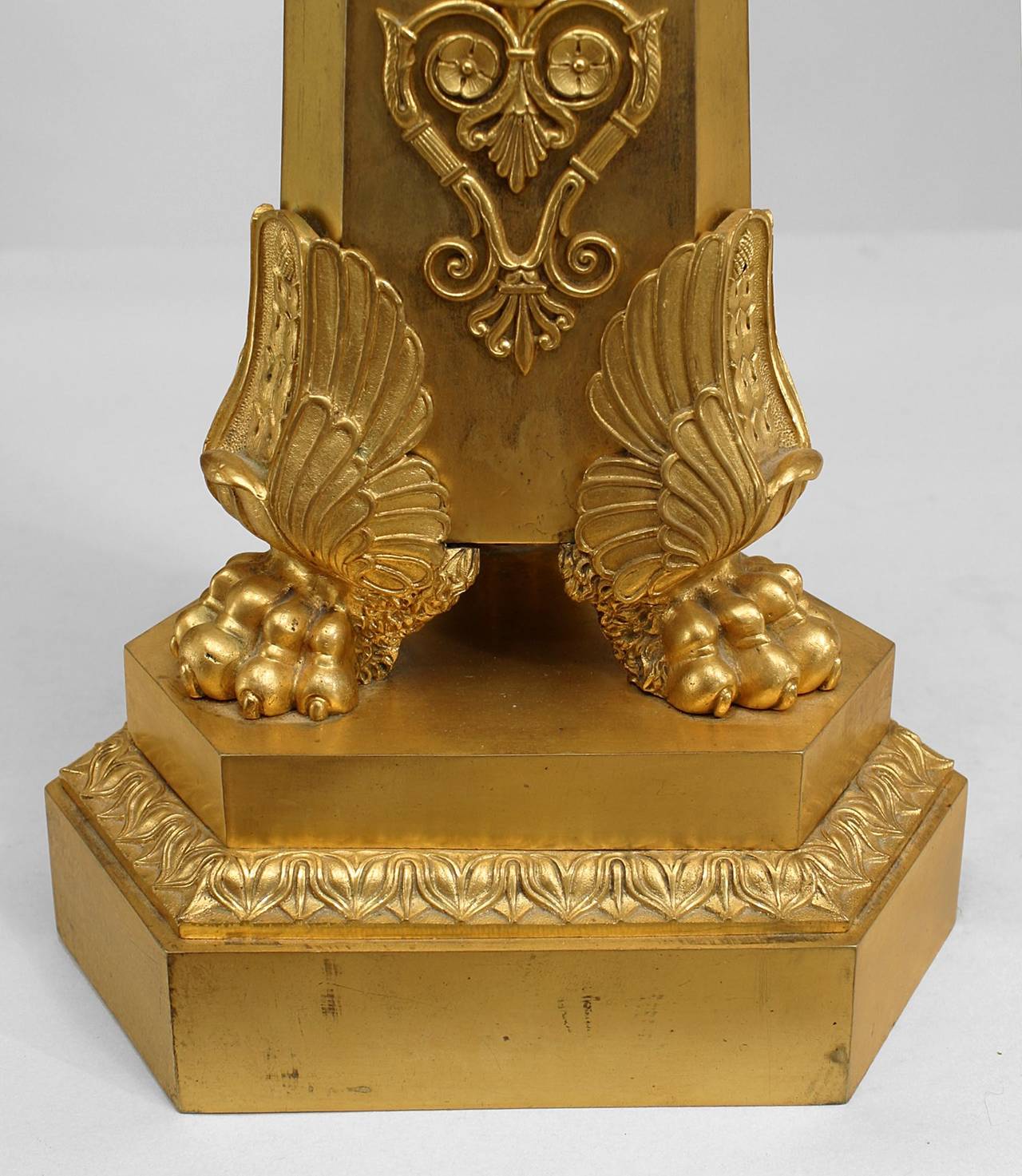 Paar französische Empire-Kandelaber mit Widderkopf aus Bronze im Angebot 2