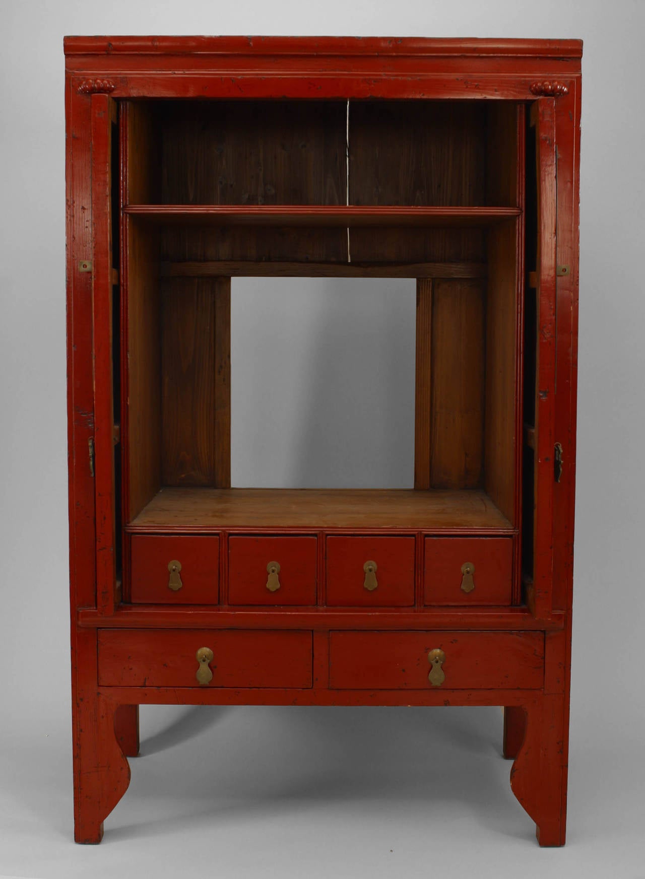 Paire d'armoires à deux portes de style asiatique chinois (19/20e siècle), laquées en rouge, avec une grande applique ronde en laiton et une garniture, un tiroir inférieur et un intérieur ajusté.
