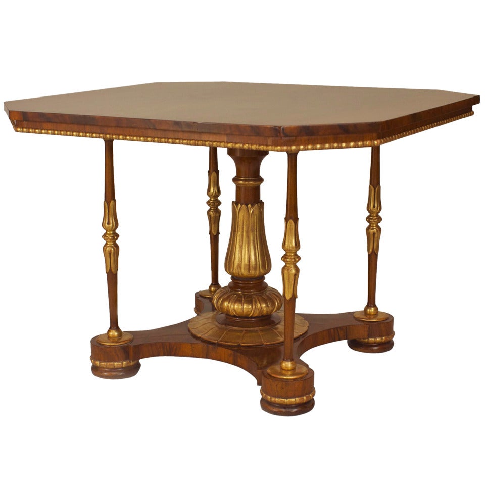 Table centrale de style Régence anglaise en noyer et doré en vente