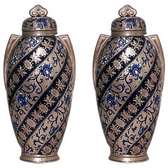 Paire de vases anglais victoriens en porcelaine bleu et or de style victorien