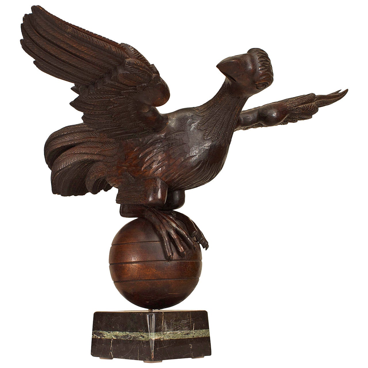 Volkskunst-Eichenholz- und Marmor- Adlerfigur, Adler im Angebot