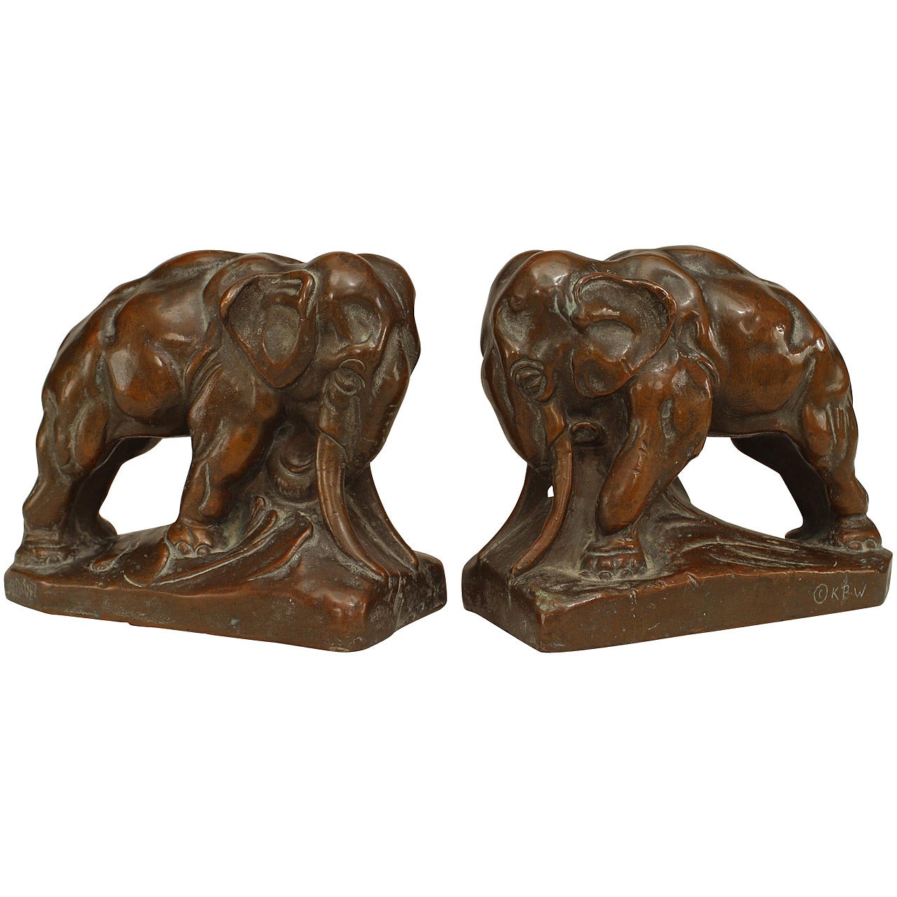 Ein Paar kontinentale Elefanten-Buchstützen aus patiniertem Kupfer