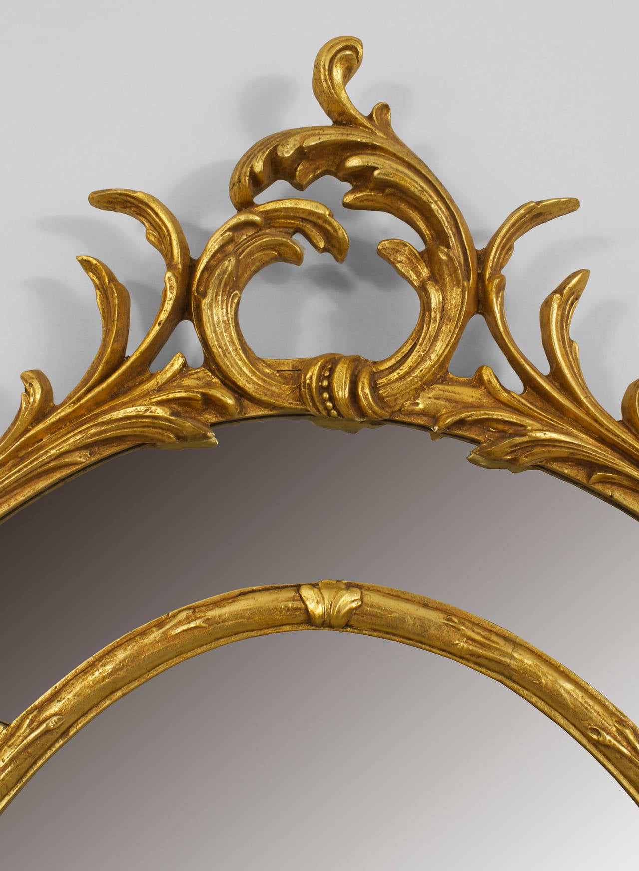 Italian Rococo Round Giltwood Leaf Design Wall Mirror In Good Condition For Sale In New York, NY