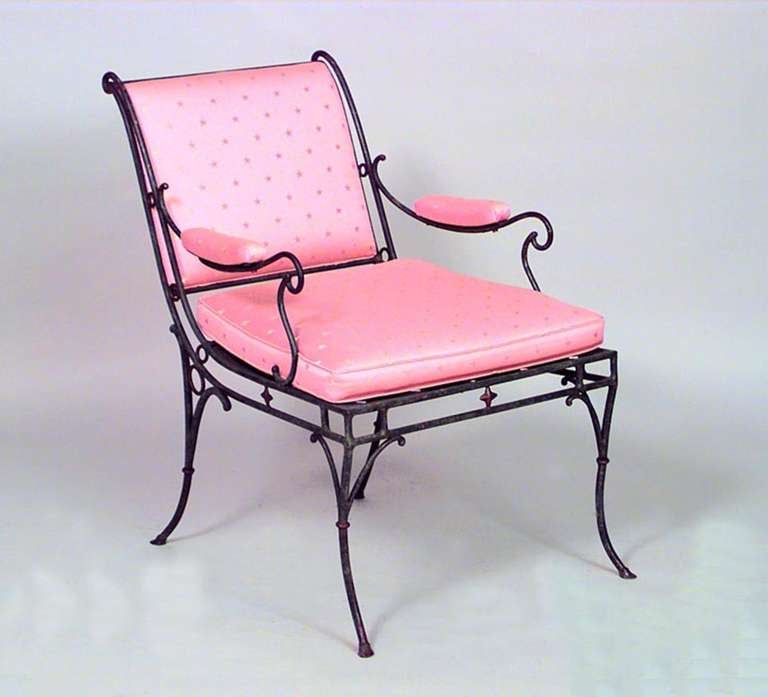 Fauteuil français du milieu du siècle dernier (années 1940) à dossier traîneau en fer à motifs de volutes, patiné vert et tapissé d'étoiles roses (Attribué à RENE DROUET)
