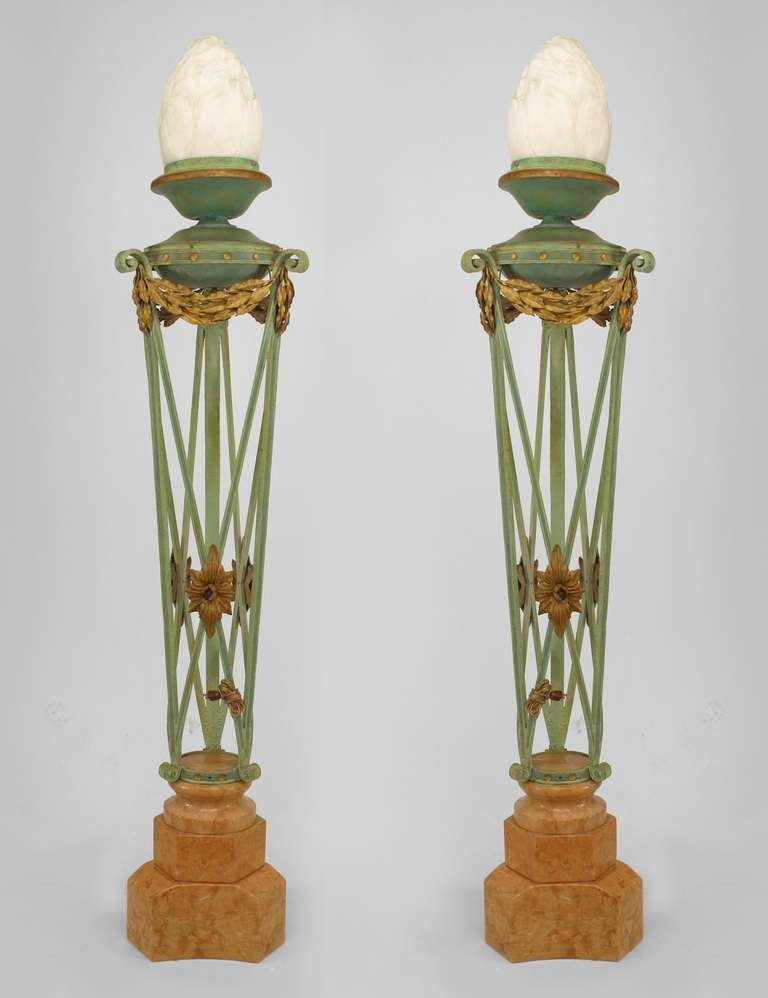 Paire de lampadaires de style néo-classique italien (19e siècle) en fer peint en vert et or, à motif de couronne, avec base en marbre (UN ABATTEMENT MANQUANT ; UN REPARÉ) (VENDU COMME Paire).
