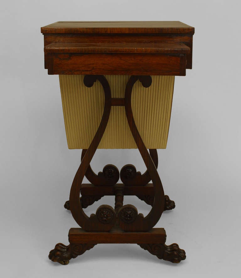 Englischer Regency-Tisch (18/19. Jh.) aus Palisander und Messing mit Intarsien in der Näh-/Spieltischplatte, die 2 Seitenregale mit Schubladen zentriert.
