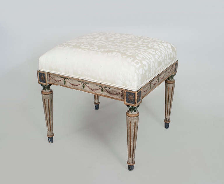 Italian Neo-classic style (19th Century) cream painted square bench with swag and festoon decoration supported on tapered fluted and gilt trim legs.
