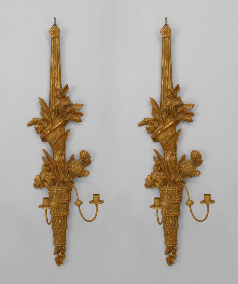 Paire d'appliques murales à deux bras en bois doré de style néo-classique italien (19e siècle), sculptées d'une corne d'abondance et d'un motif floral. (PRIX PAR PAILLE)
