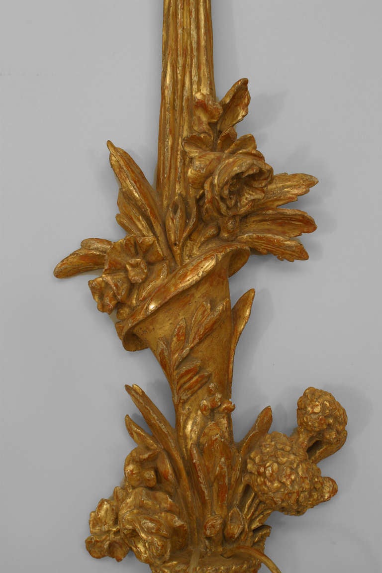 Néoclassique Paire d'appliques murales italiennes néoclassiques en bois doré avec corne d'abondance en vente