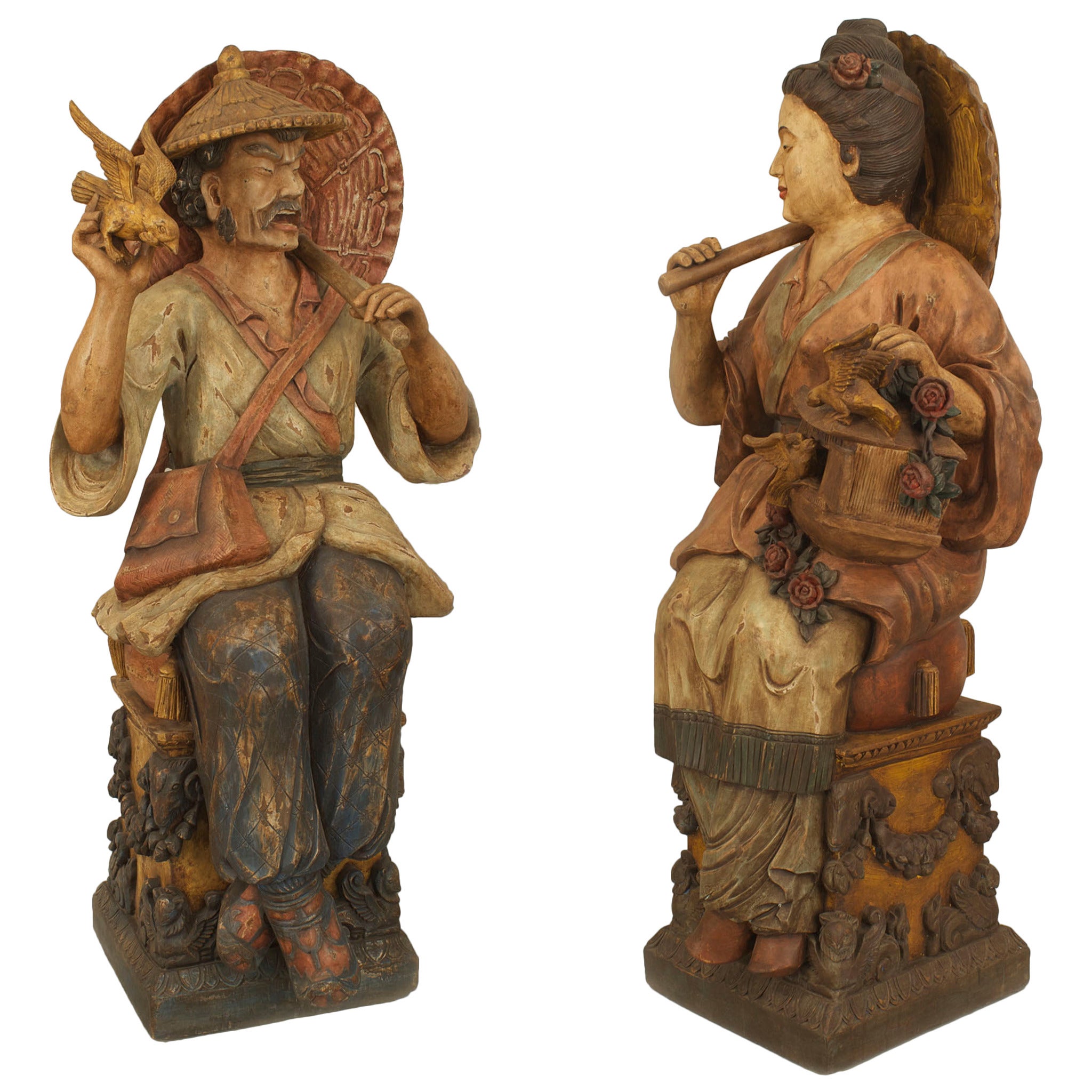 Paire de figurines chinoises décorées en terre cuite