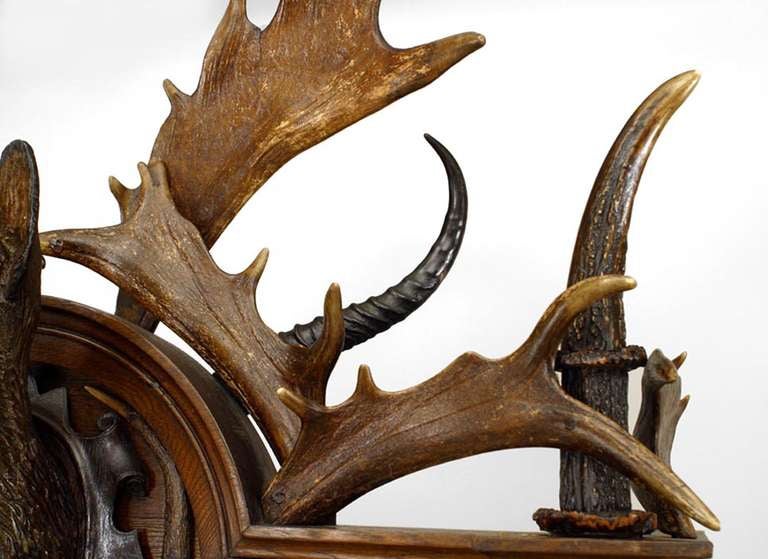 XIXe siècle Armoire à armes à feu continentale en corne et chêne en vente