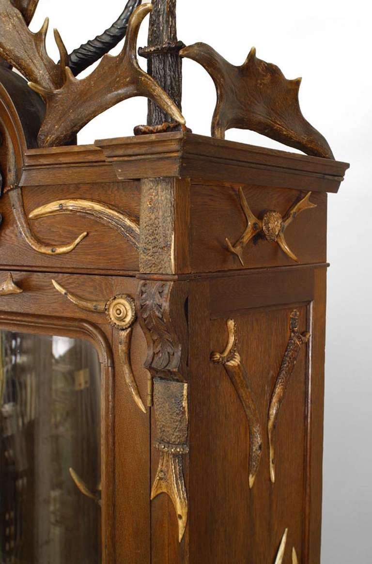 Continental Horn and Oak Gun Cabinet In Good Condition For Sale In New York, NY