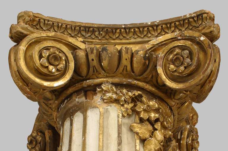Paire de colonnes ioniques de style Louis XVI peintes en or Excellent état - En vente à New York, NY