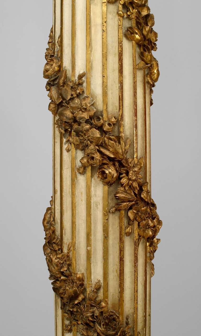 XIXe siècle Paire de colonnes ioniques de style Louis XVI peintes en or en vente