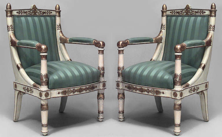 Paar gestreifte französische Empire-Sessel (Holz) im Angebot
