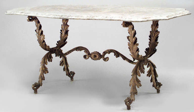 Italienischer venezianischer Stil (19. Jahrhundert), rechteckiger Tisch aus vergoldetem Metall mit blattförmigem Sockel und beigefarbener, serpentinenförmiger Marmorplatte.
