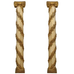 Paire de colonnes ioniques de style Louis XVI peintes en or