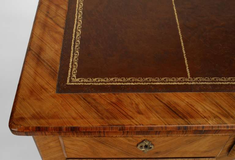 XIXe siècle Bureau français de style Louis XV en placage de bois de roi avec plateau en cuir repoussé en vente