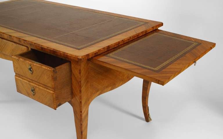 French Louis XV Style Kingwood Veneer Desk with Tooled Leather Top In Good Condition For Sale In New York, NY