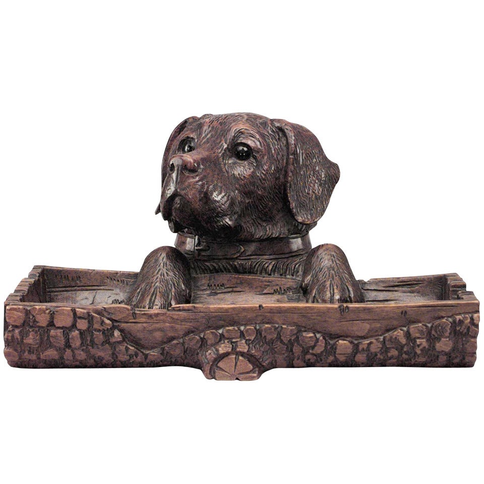Porte-stylo rustique pour chien de la Forêt-Noire en noyer sculpté