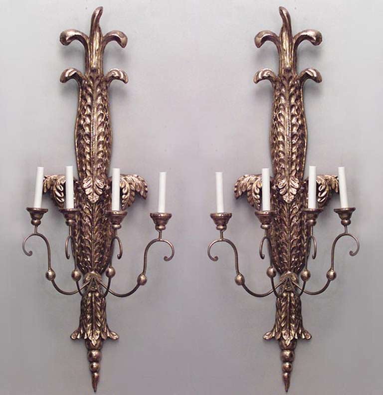 Paar italienische Wandleuchter im neoklassischen Stil (19./20. Jh.) aus geschnitztem Goldholz mit vier geschwungenen Armen und Palmenmotiven (PREIS PRO PÄRCHEN)
