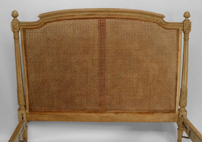 Vollgroßes Bett aus Schilfrohr und gestreiftem Holz im Louis-XVI.-Stil (19. Jahrhundert) im Angebot