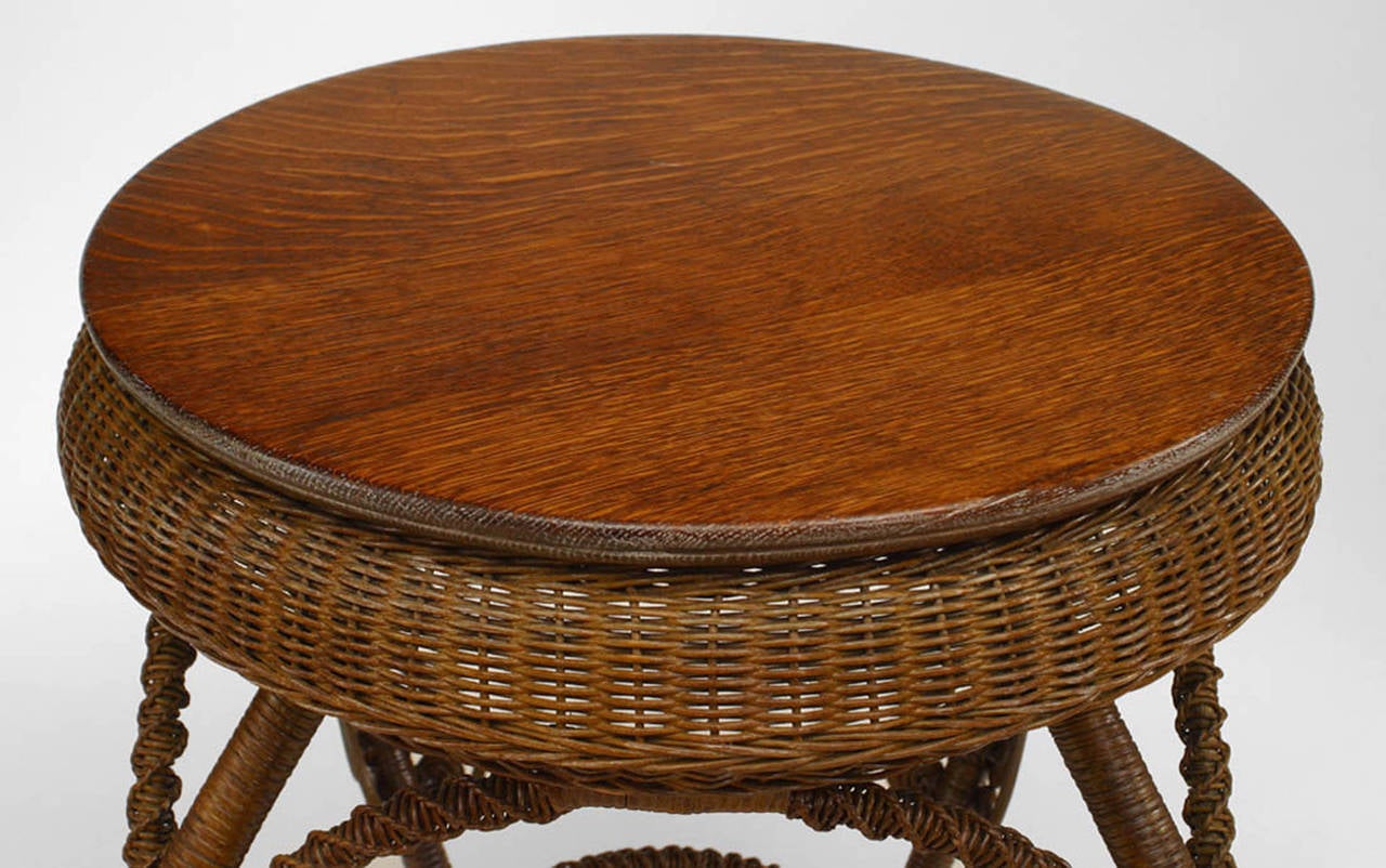 Table de salon victorienne américaine en osier naturel avec plateau rond et étagère en chêne et garniture à motifs de volutes et de cordes (HEYWOOD WAKEFIELD)
