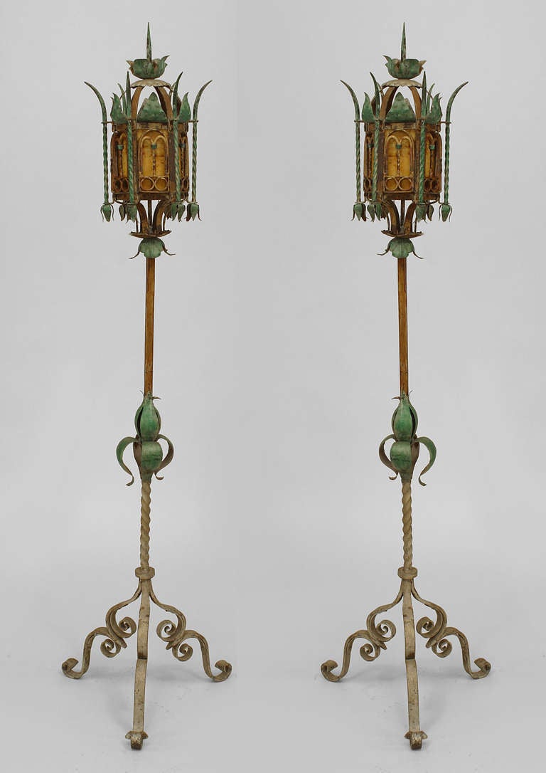 PAIRE de lampadaires italiens de style vénitien (19/20ème siècle) en fer forgé peint et décoré, avec un abat-jour en parchemin à 6 côtés et des fleurons, soutenus par 3 pieds à volutes (PRIX POUR LA PAIRE).