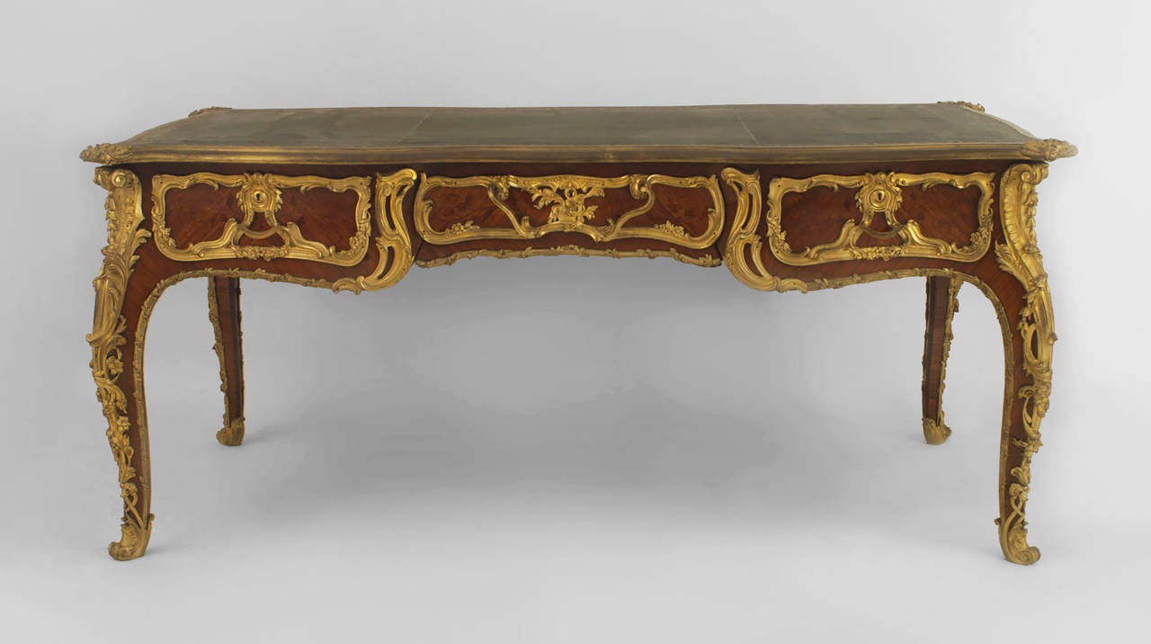 Schreibtisch mit Bronzebesatz im französischen Louis-XV-Stil des 19. Jahrhunderts im Zustand „Gut“ im Angebot in New York, NY
