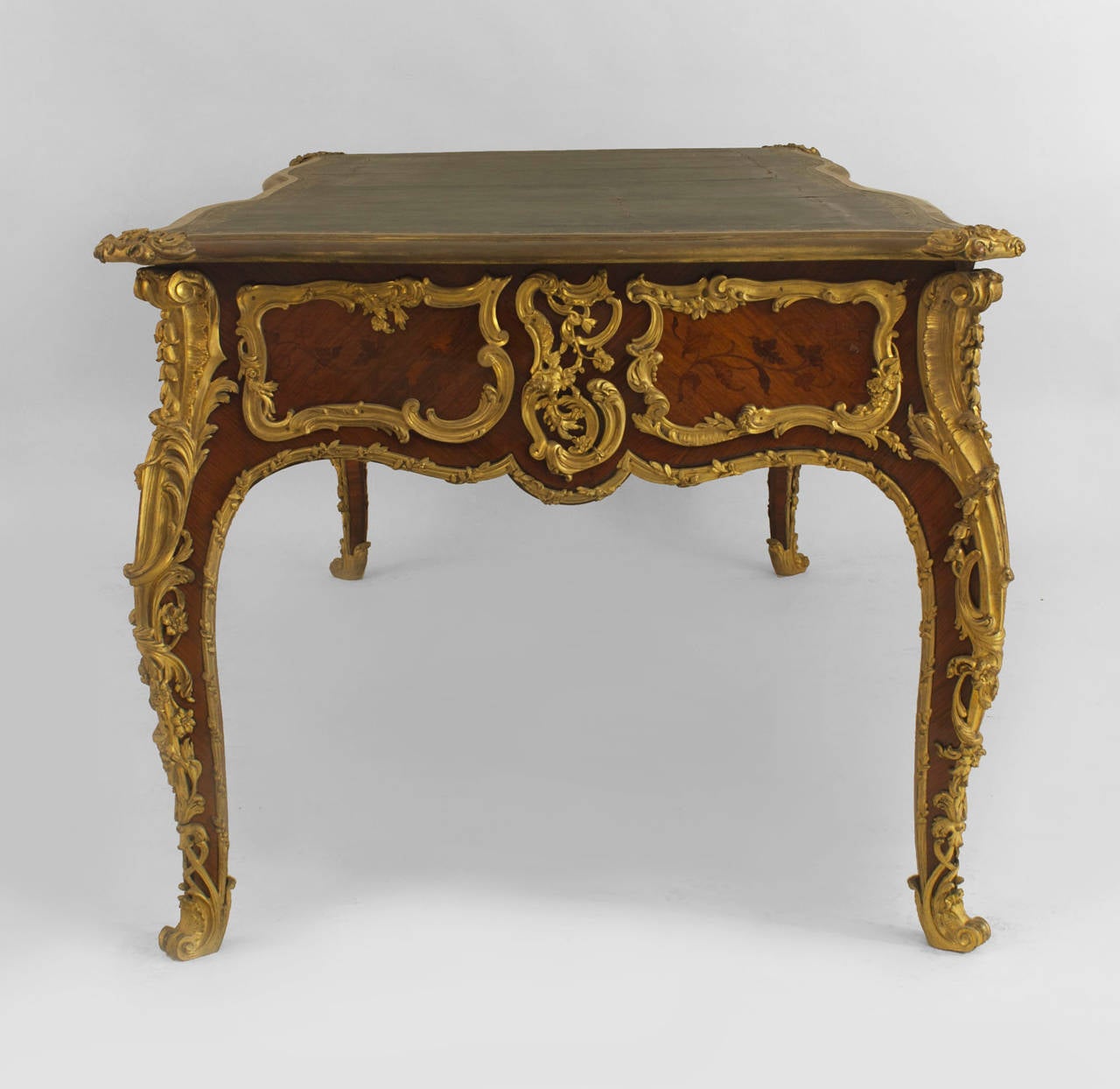 Francese Raffinata scrivania francese del XIX secolo in stile Luigi XV bordata di bronzo in vendita