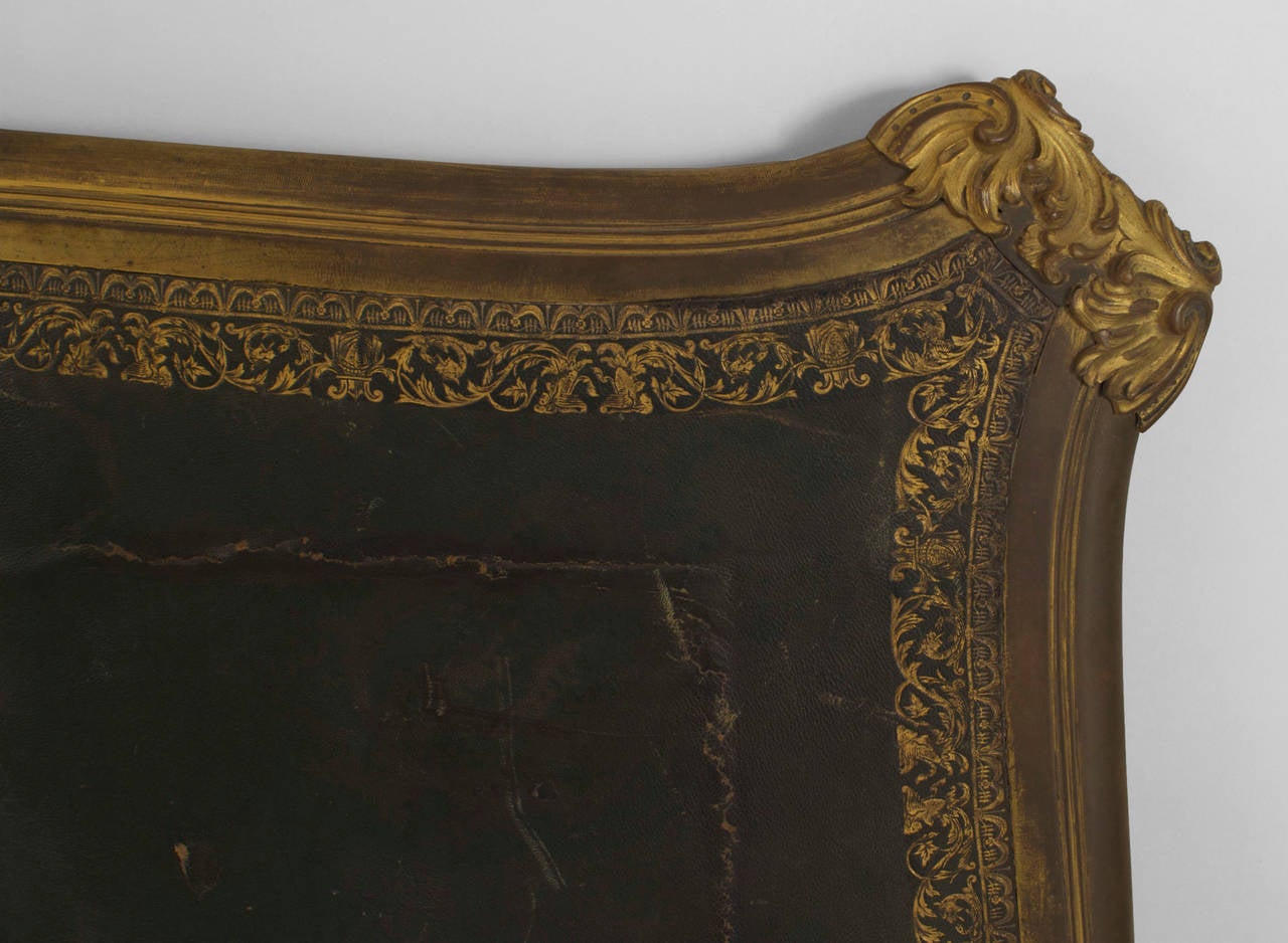 Bureau français du 19ème siècle de style Louis XV, bordé de bronze en vente 2