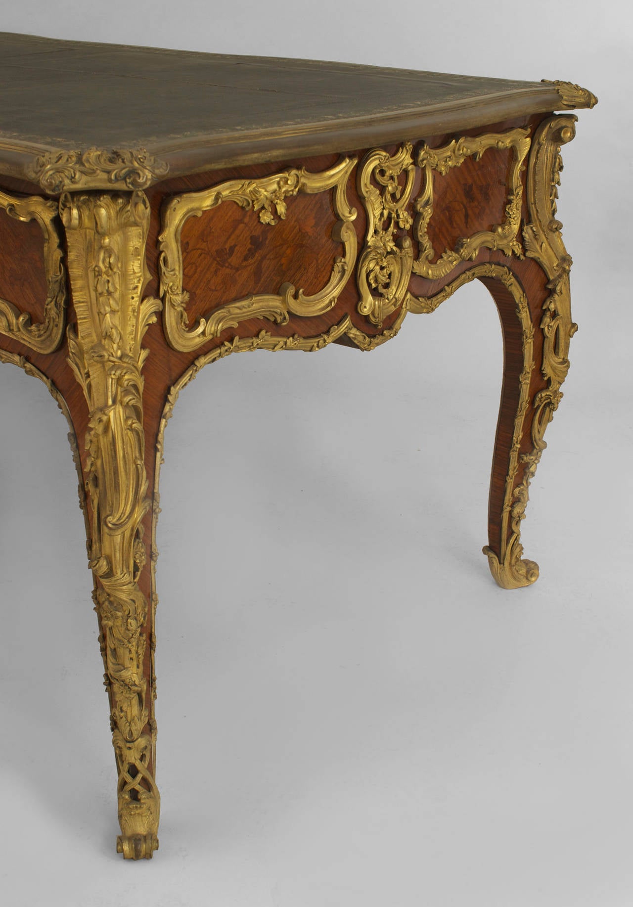 Bureau français du 19ème siècle de style Louis XV, bordé de bronze en vente 4