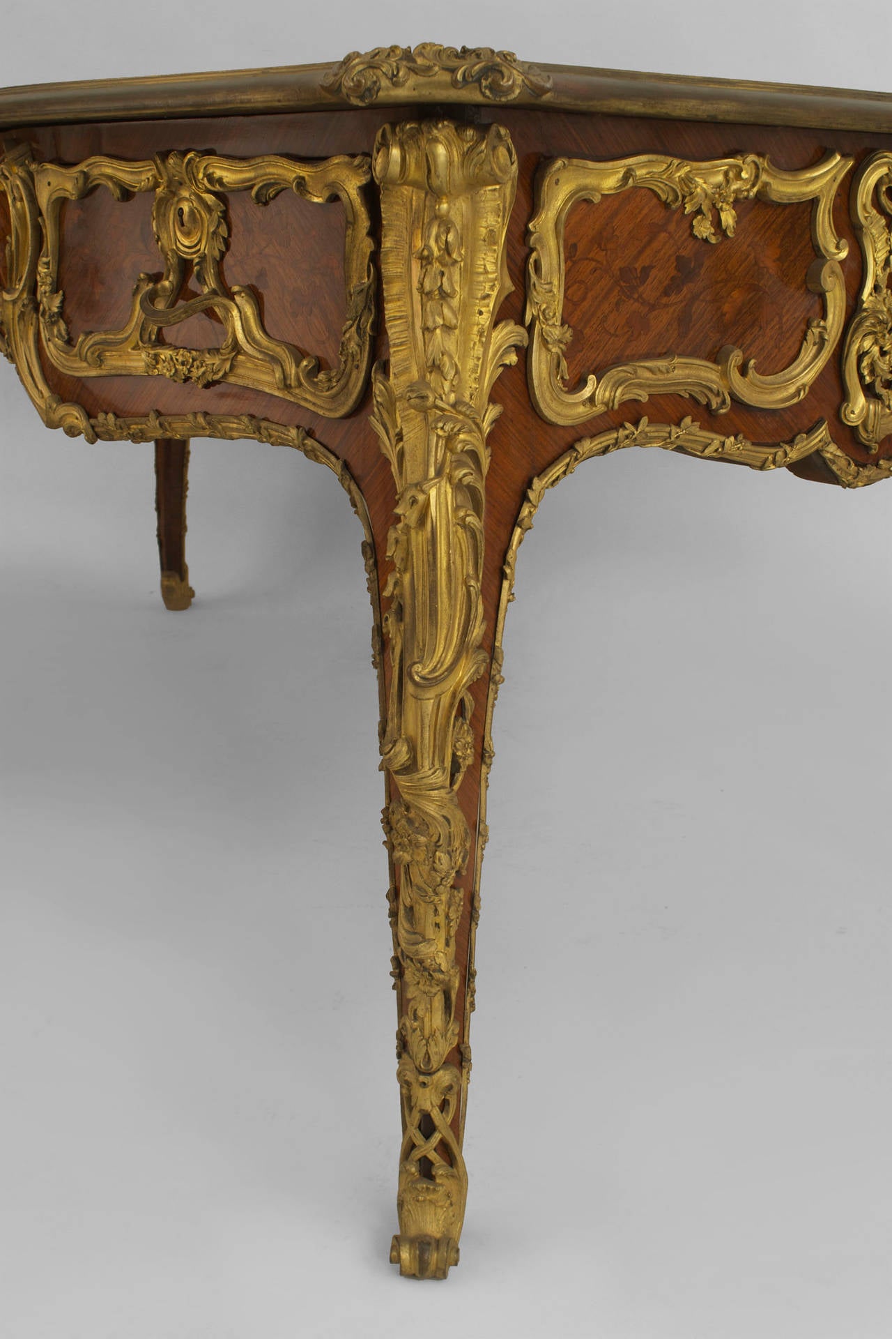 Raffinata scrivania francese del XIX secolo in stile Luigi XV bordata di bronzo in vendita 4