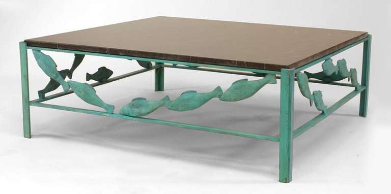 Table basse carrée en bronze patiné vert-de-gris à motifs de poissons sur le tablier et plateau en marbre noir. (par JACQUES DUFRESNE)
