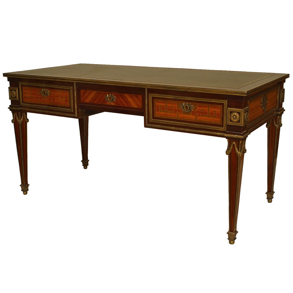 Table de bureau française de style Louis XVI en acajou avec plateau en cuir