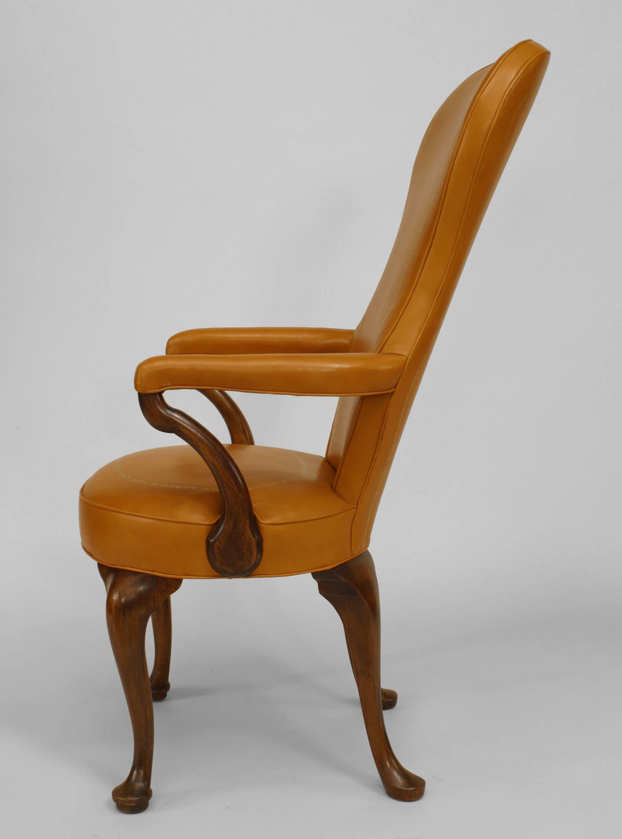 Satz von 8 englischen Sesseln im Queen Anne Stil (20. Jh.) mit hoher Rückenlehne aus Nussbaumholz und beigem Lederbezug
